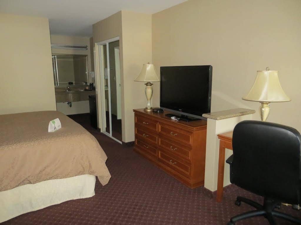 Burbank Inn And Suites Ngoại thất bức ảnh